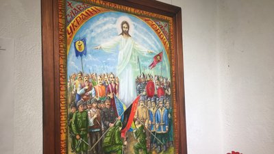 Картини, присвячені кожній області: у Луцьку капелан представив художню виставку Картини, присвячені кожній області: у Луцьку капелан представив художню виставку