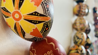 Близько 500 писанок представили на виставці у Закарпатському музеї архітектури і побуту Близько 500 писанок представили на виставці у Закарпатському музеї архітектури і побуту