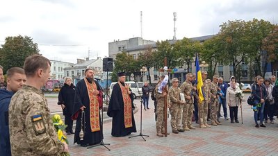 У Рівному попрощалися із загиблим військовим Максимом Вавусем У Рівному попрощалися із загиблим військовим Максимом Вавусем