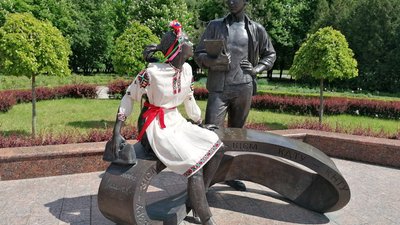 У Кропивницькому пам'ятник студентці вбрали у вишиванку