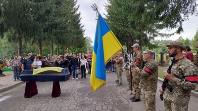 "Світла людина була" - у Сумах попрощалися з військовим Ігорем Острогою