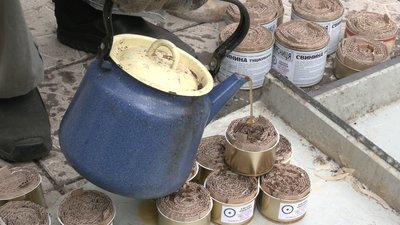 Харківський архітектор виготовляє окопні свічки для передової Харківський архітектор виготовляє окопні свічки для передової