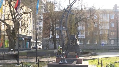 Пам’ятник Героям Небесної сотні у Волочиську. Пам’ятник Героям Небесної сотні у Волочиську.