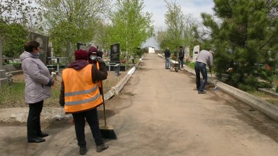 На Херсонщині у Білозерці засуджені до громадських робіт прибирають кладовище