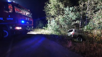 Нічна ДТП на Рівненщині: водія діставали рятувальники Нічна ДТП на Рівненщині: водія діставали рятувальники