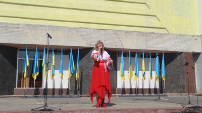 "Ми з вами творимо історію". Як в Охтирці на Сумщині відзначили День Конституції