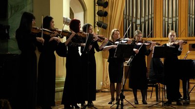 Ансамбль скрипалів: учні й учитель зіграли на одній сцені
