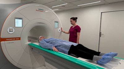 Чоловік проходить МРТ-діагностику