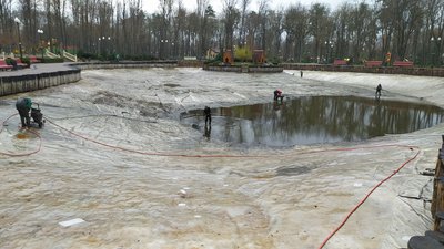 У Центральному парку у Харкові вперше з початку вторгнення прибирають на озері