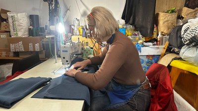 “Я почуваю себе тут в безпеці”: в Запоріжжі працює ательє в підвалі зруйнованого будинку “Я почуваю себе тут в безпеці”: в Запоріжжі працює ательє в підвалі зруйнованого будинку