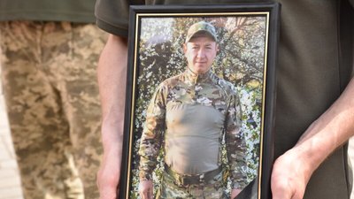 Рік невідомості: у Луцьку попрощалися з бійцем Володимиром Андрійчуком Рік невідомості: у Луцьку попрощалися з бійцем Володимиром Андрійчуком