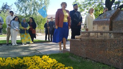 Півтора десятка людей у Луцьку вшанували пам’ять загиблих кримських татар Півтора десятка людей у Луцьку вшанували пам’ять загиблих кримських татар