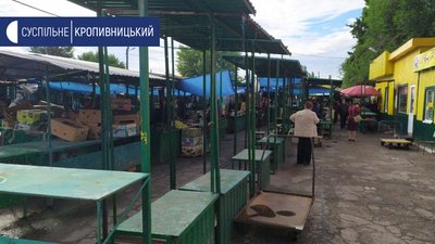 У 10 метрах від місця стихійної торгівлі знаходиться муніципальний ринок, більша частина якого вільна