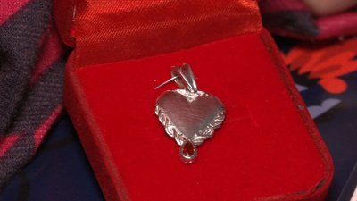 Пам'ять про рідних: у Черкасах дітям загиблих захисників вручили обереги "Батьківське серце" Пам'ять про рідних: у Черкасах дітям загиблих захисників вручили обереги "Батьківське серце"