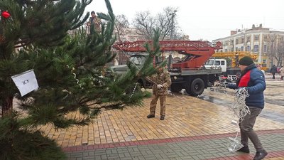 Центральну площу Кропивницького прикрасили гірляндами