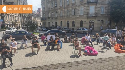 Під львівським управлінням Нацполіції зібралися люди, аби підтримати Стерненка Під львівським управлінням Нацполіції зібралися люди, аби підтримати Стерненка