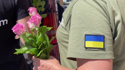 "Квіткова терапія": харків'янин щосуботи дарує квіти волонтерам "Квіткова терапія": харків'янин щосуботи дарує квіти волонтерам