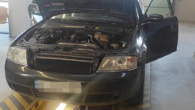 На Львівщині чоловік намагався перевезти сигарети в коробці передач авто На Львівщині чоловік намагався перевезти сигарети в коробці передач авто