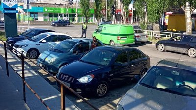 Перекриті дороги та великі затори – на Херсонщину приїхав Разумков Перекриті дороги та великі затори – на Херсонщину приїхав Разумков