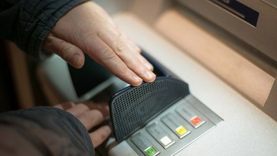 Поліція затримала угруповання, яке викрадало гроші з банківських карток