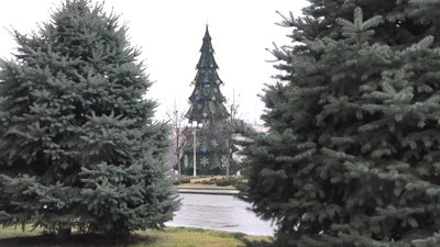 "Це ще не всі прикраси": у Черкасах встановили новорічну ялинку "Це ще не всі прикраси": у Черкасах встановили новорічну ялинку