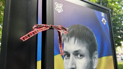 У Полтаві провели акцію "Вишита стрічка памʼяті": вшанували загиблих воїнів