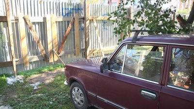Нові сусіди без дозволу встановили паркан. Нові сусіди без дозволу встановили паркан.