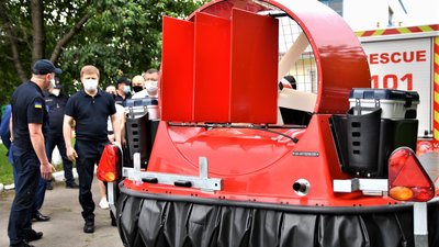Рівненські рятувальники отримали катер на повітряній подушці. Для чого він потрібен Рівненські рятувальники отримали катер на повітряній подушці. Для чого він потрібен