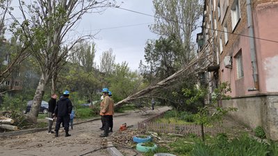 Наслідки негоди в Миколаєві: повалені дерева, пошкоджені будинки, авто та тепломережа Наслідки негоди в Миколаєві: повалені дерева, пошкоджені будинки, авто та тепломережа