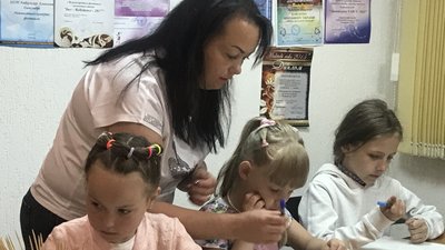 Улюблені кольори – жовтий і блакитний: діти в Житомирі розписували герб та у формі гри знайомилися із Конституцією Улюблені кольори – жовтий і блакитний: діти в Житомирі розписували герб та у формі гри знайомилися із Конституцією