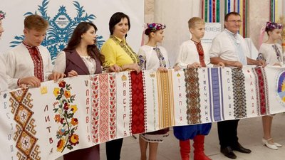 "Цвіт вишиванки": у Житомирі вишиватимуть міжнародний рушник єднання "Цвіт вишиванки": у Житомирі вишиватимуть міжнародний рушник єднання