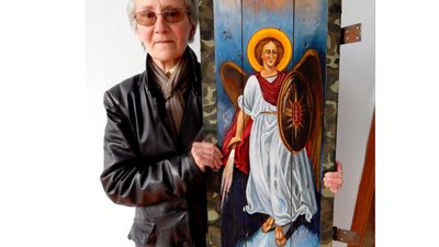 Ікони на ящиках від набої пише художниця з Рівненщини Ікони на ящиках від набої пише художниця з Рівненщини