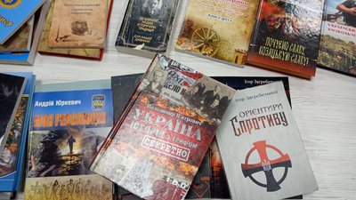 У Тернополі волонтери "Правого сектору" збирають книжки для бійців У Тернополі волонтери "Правого сектору" збирають книжки для бійців