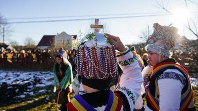 "Маланка була і за союзу, і в пандемію". Репортаж з наймасштабнішої на Буковині переберії "Маланка була і за союзу, і в пандемію". Репортаж з наймасштабнішої на Буковині переберії