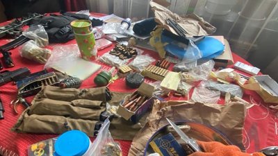 "Купляв в інтернеті й збирав сам". На Харківщини викрили арсенал боєприпасів та зброї "Купляв в інтернеті й збирав сам". На Харківщини викрили арсенал боєприпасів та зброї