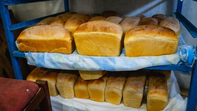 Печуть хліб, збирають речі, евакуюють людей. Як працюють волонтери у селищі Орлівщина на Дніпропетровщині Печуть хліб, збирають речі, евакуюють людей. Як працюють волонтери у селищі Орлівщина на Дніпропетровщині