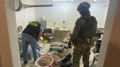 На Волині правоохоронці викрили три цехи з переробки та збуту бурштину до ОАЕ На Волині правоохоронці викрили три цехи з переробки та збуту бурштину до ОАЕ