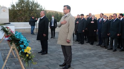 На Франківщині міністр закордонних справ Туреччини відвідав місця загиблих вояків Османської держави На Франківщині міністр закордонних справ Туреччини відвідав місця загиблих вояків Османської держави