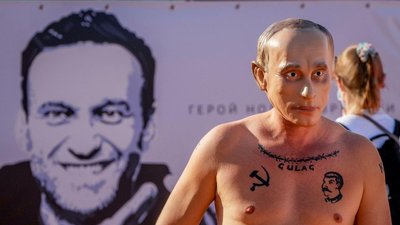 Чоловік в масці Путіна на акції на підтримку Навального, яка пройшла напередодні саміту в Женеві