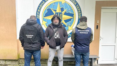 Чоловік, якого депортують з країни