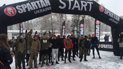 "Забіг з перешкодами". У Києві відбувся благодійний захід на підтримку "азовців"