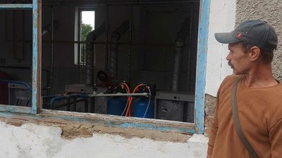 Микола Бродський стоїть біля вікна котельні, у якому вибиті шибки, 15 вересня 2023. Фото: Суспільне Хмельницький/Вікторія Мельник Микола Бродський стоїть біля вікна котельні, у якому вибиті шибки, 15 вересня 2023. Фото: Суспільне Хмельницький/Вікторія Мельник