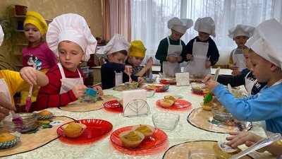 Гостинці, тим хто їх захищає: у Черкасах діти печуть кекси для військових Гостинці, тим хто їх захищає: у Черкасах діти печуть кекси для військових