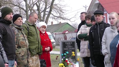Мало б виповнитись 42 роки: у Херсоні вшанували пам'ять загиблого в зоні ООС Дениса Лошкарьова Мало б виповнитись 42 роки: у Херсоні вшанували пам'ять загиблого в зоні ООС Дениса Лошкарьова