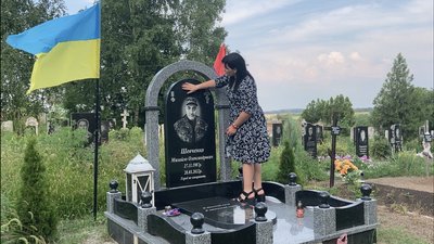 "Витратила 3 млн гривень компенсацій". Дружина загиблого бійця з Лозової купує техніку на фронт "Витратила 3 млн гривень компенсацій". Дружина загиблого бійця з Лозової купує техніку на фронт