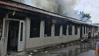У Чугуєві на Харківщині загорілися торговельні павільйони У Чугуєві на Харківщині загорілися торговельні павільйони
