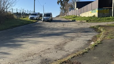 Поворот на вулиці Новоушицькій у Чернівцях, де планують встановити бар’єрне огородження