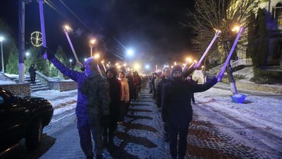 Смолоскипна хода на заході "Крути 2024" у Зборові Смолоскипна хода на заході "Крути 2024" у Зборові
