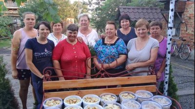 Господині зі Львівщини печуть солодощі для захисників