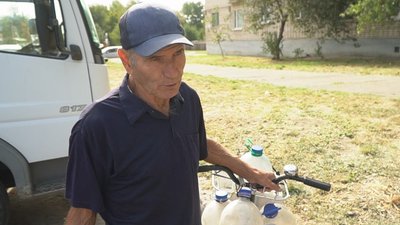 Жителі Марганця й досі користуються пунктами видачі води Жителі Марганця й досі користуються пунктами видачі води